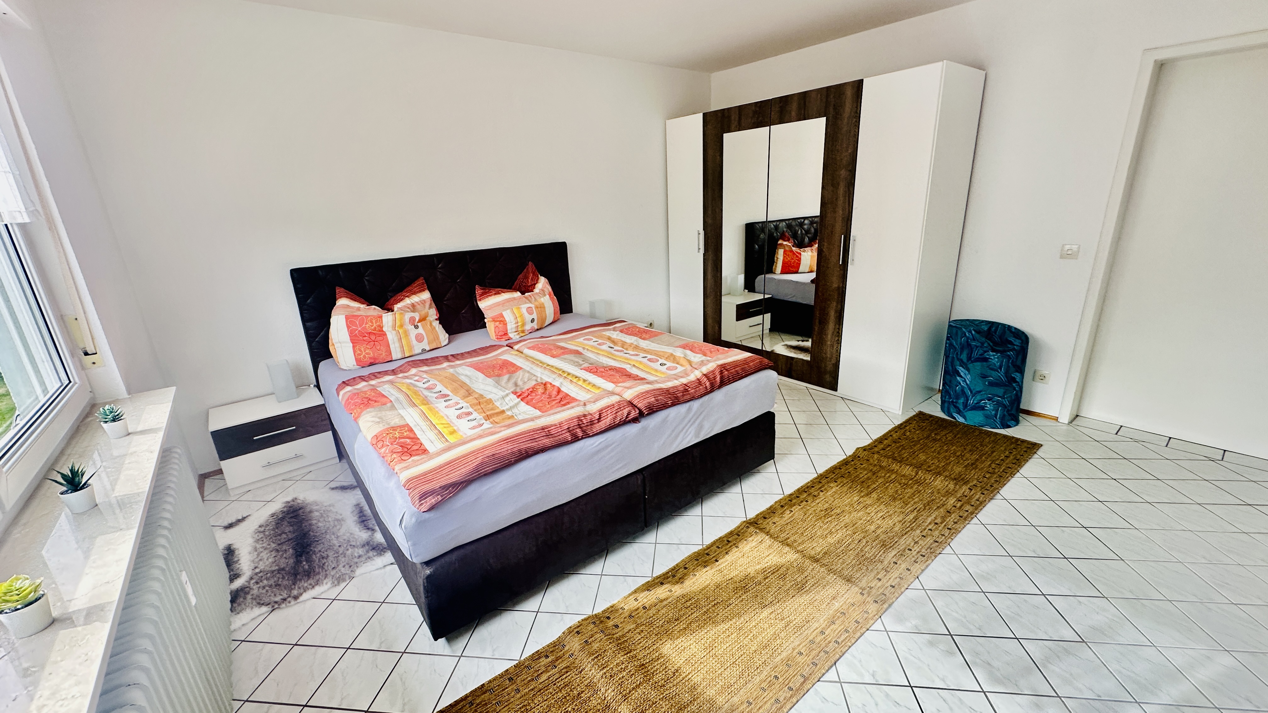 Schlafzimmer 1 mit Kingsize-Bett