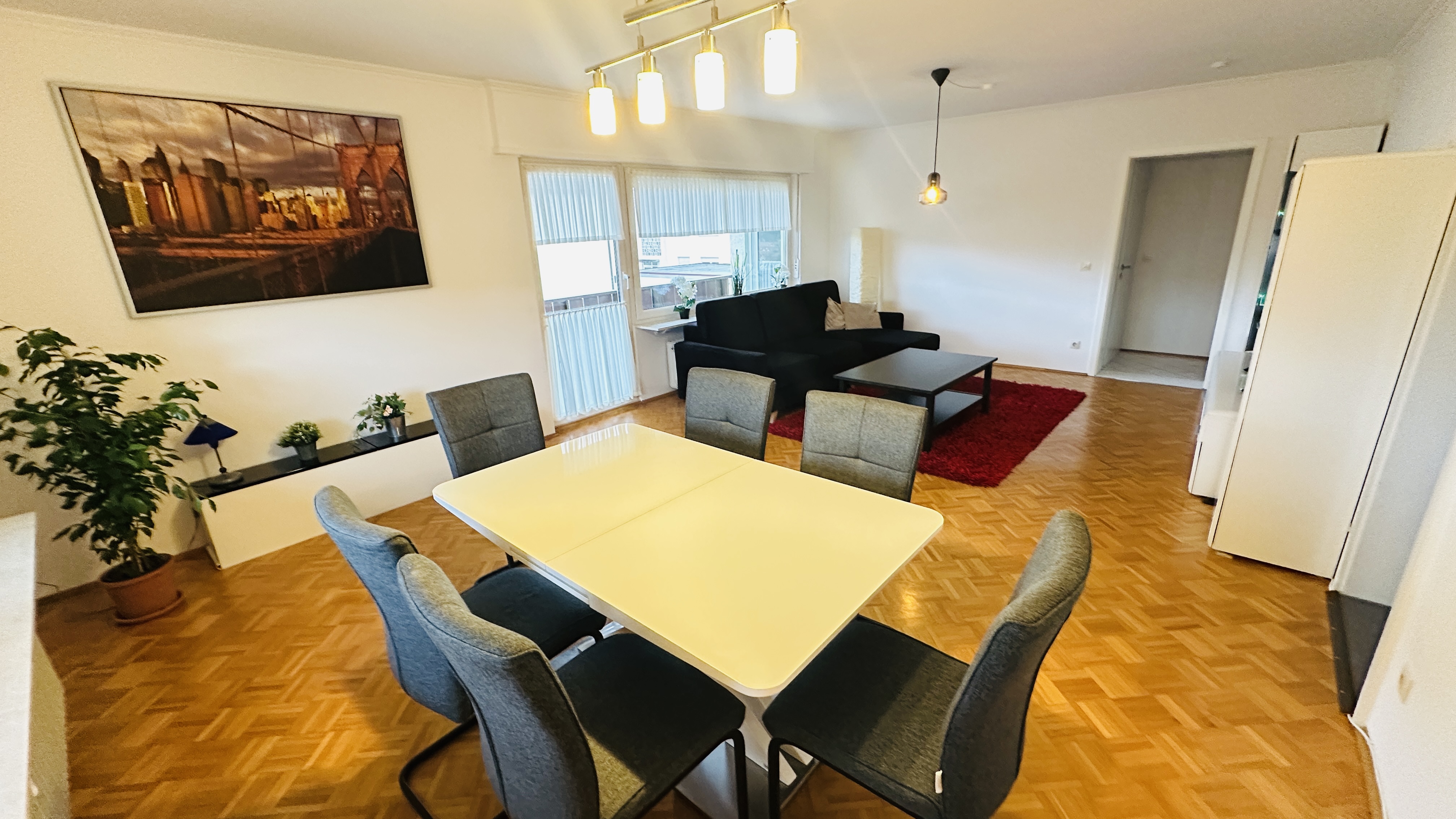 Wohnzimmer mit Balkonzugang